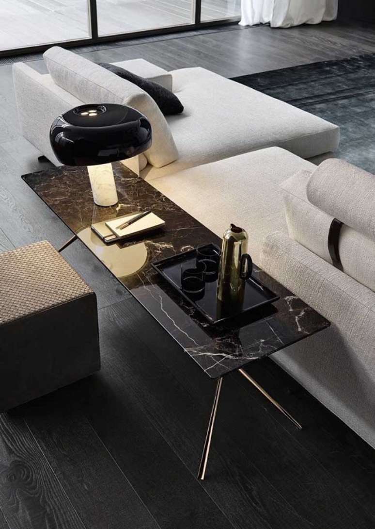 29. Aparador preto feito com tampo de granito via lactea e sofa bege &ndash; Foto Arkpad