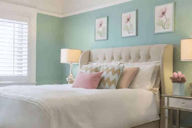 7. Cor verde menta e branco para decora&ccedil;&atilde;o de quarto de casal com cabeceira capiton&ecirc; &ndash; Foto: Vida de Casada