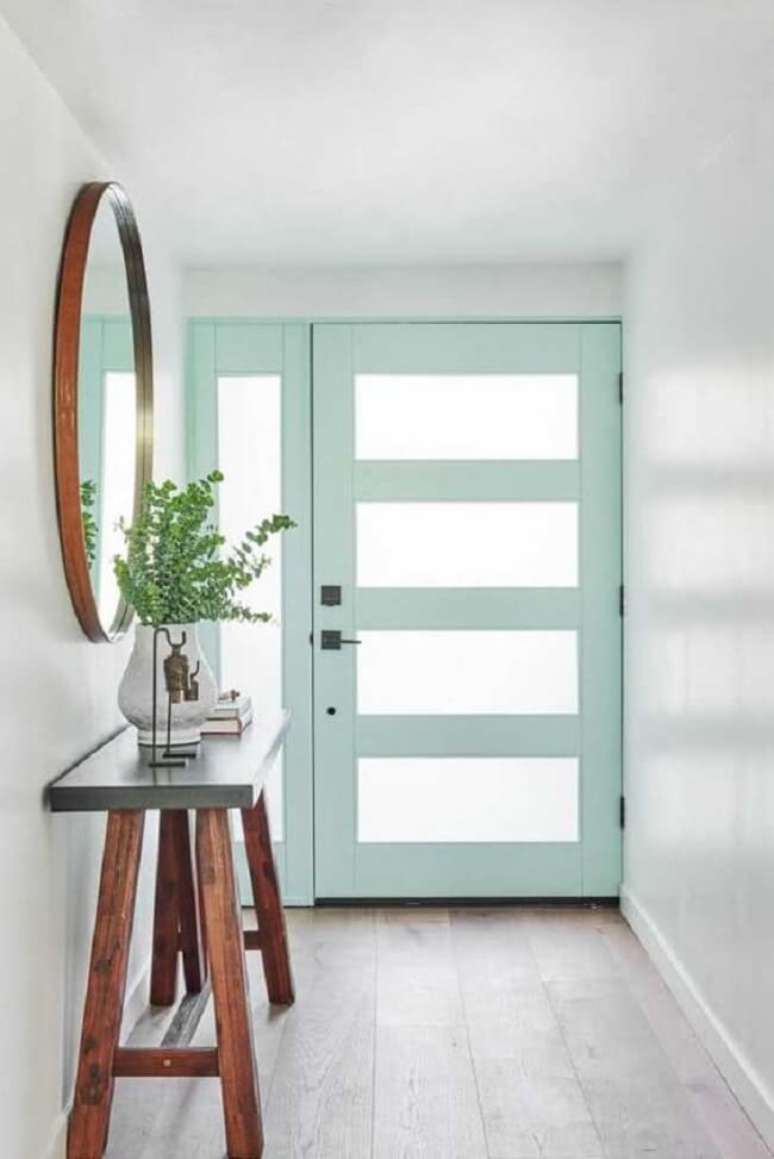 67. Hall de entrada com porta verde menta. Fonte: Decor F&aacute;cil
