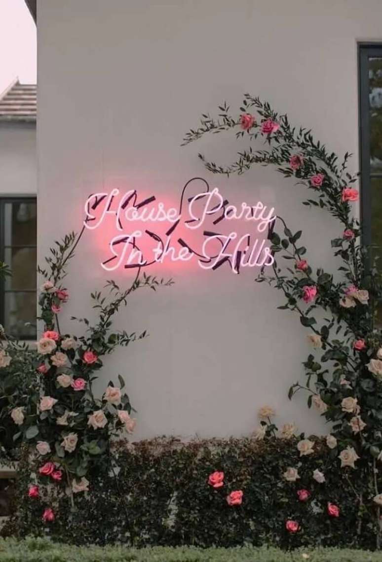 49. Fachada de casa com letreiro neon rosa. Fonte: Decor F&aacute;cil