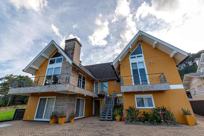 A casa possui apenas dois quartos, mas acomoda bem as fam&iacute;lias grandes.