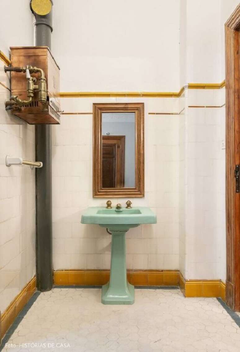 42. Decora&ccedil;&atilde;o simples para banheiro branco com pia na cor verde menta &ndash; Foto: Hist&oacute;rias de Casa