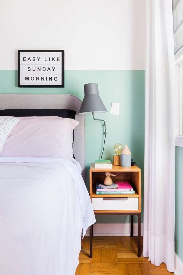 57. Tinta verde menta para parede de quarto decorado com lumin&aacute;ria cinza e criado mudo pequeno de madeira &ndash; Foto: Karla Abelenda