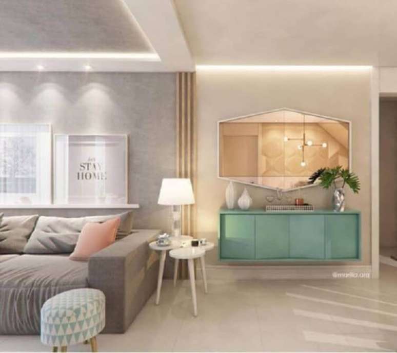 6. Sala de estar decorada com buffet verde menta e sof&aacute; cinza &ndash; Foto: L&iacute;gia Nauiack
