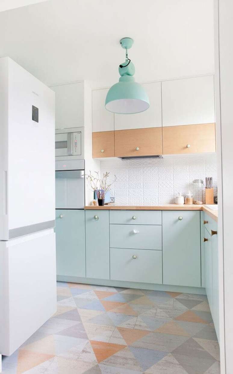 28. Decora&ccedil;&atilde;o delicada para cozinha verde menta e branca com piso colorido &ndash; Foto: Ideias Decor