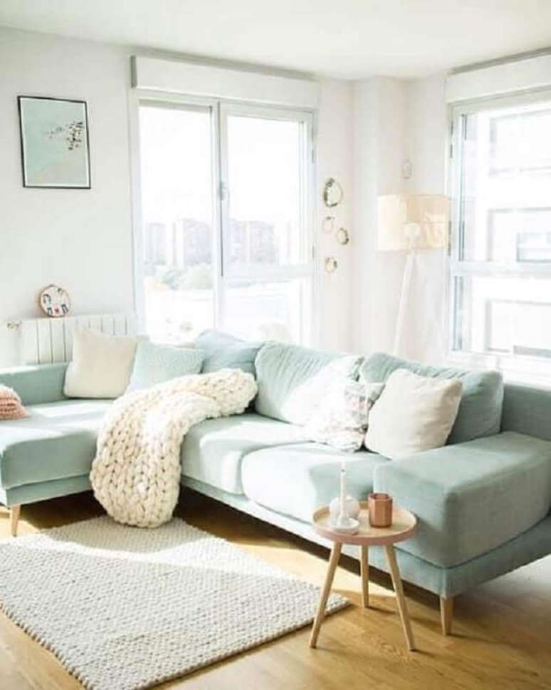 55. Decora&ccedil;&atilde;o de sala branca com tecido verde menta para sof&aacute; com chaise &ndash; Foto: Archilovers