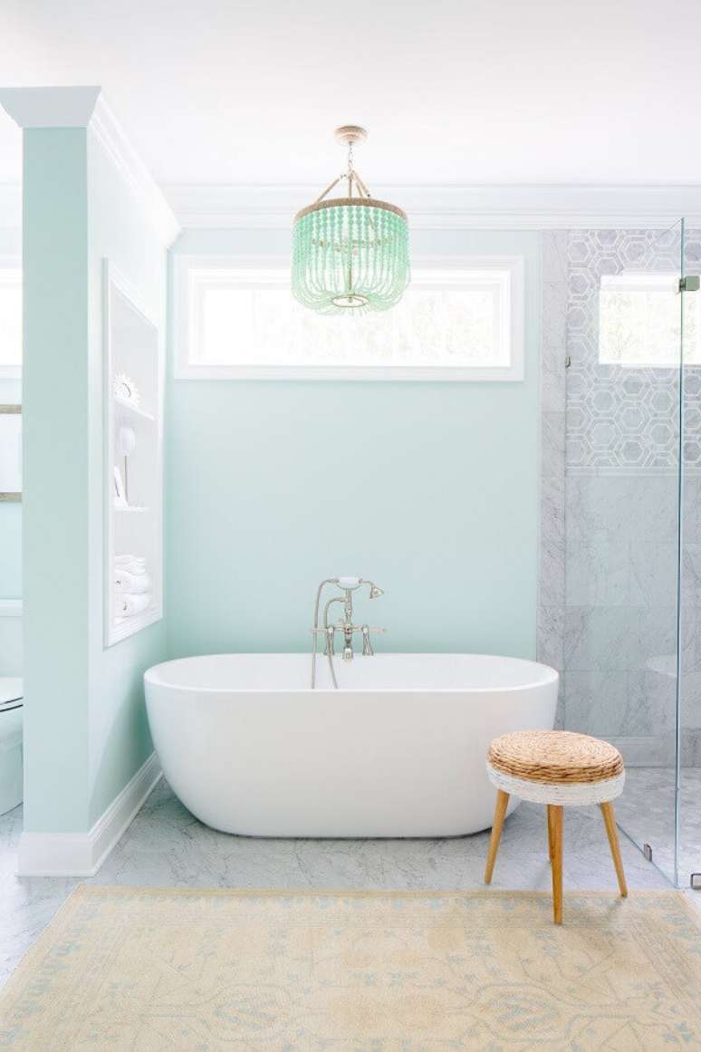 20. Paleta verde menta para decora&ccedil;&atilde;o de banheiro com banheira e lustre &ndash; Foto: Houzz