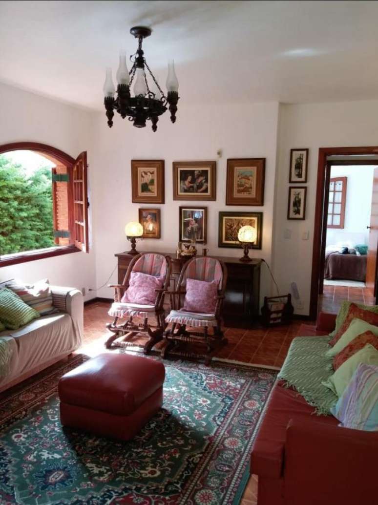 A Casa das Glic&iacute;nias comporta at&eacute; nove pessoas confortavelmente, recebendo fam&iacute;lias e grupos de amigos.