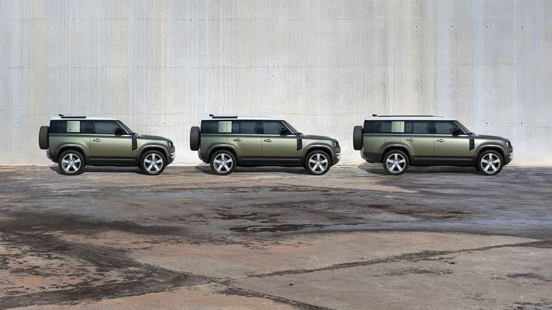 Land Rover Defender 90, 110 e 130 (da esquerda para a direita)