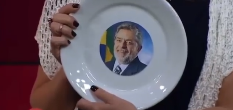 Lula reage a cena de atriz tentando quebrar prato com sua foto na TV