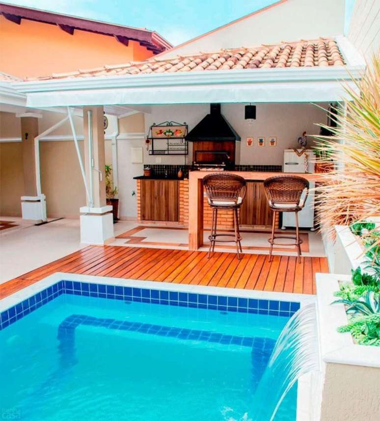 50. Piscina de cer&acirc;mica com deck de madeira &ndash; Foto Minha Casa