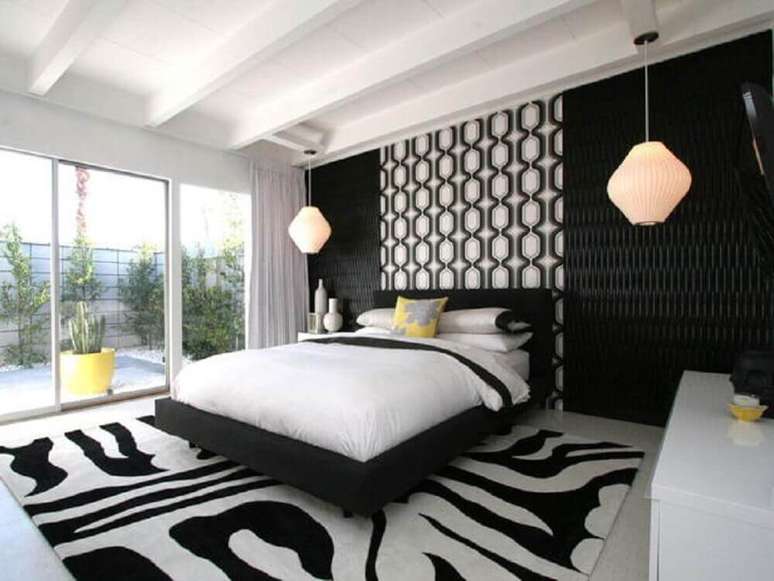 22. O quarto preto e branco ficou muito aconchegante com o tapete. Fonte: Decoratorist