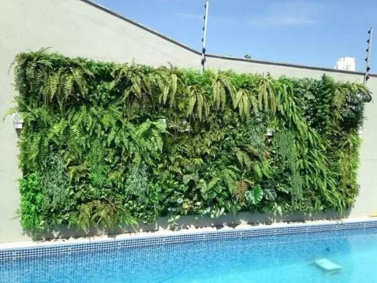 14. A parede de plantas decora a área da piscina. Fonte: Art Lilac