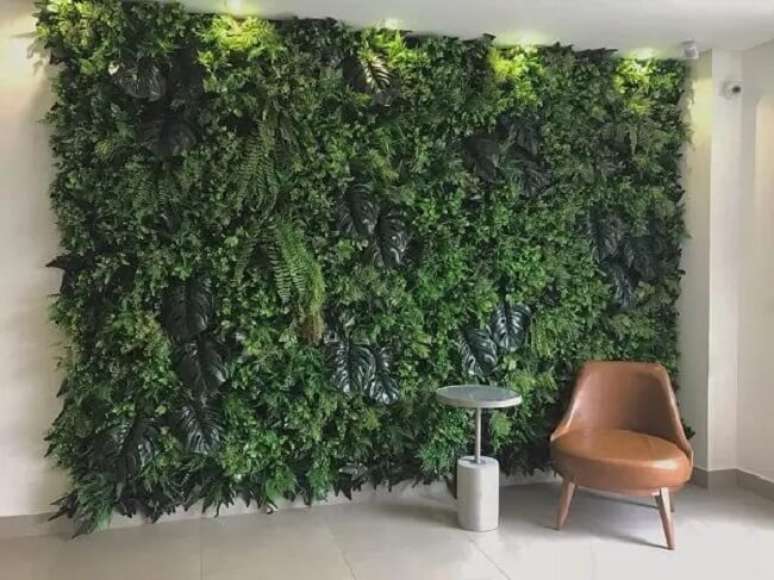 54. Reserve um espaço especial para montar uma linda parede de planta artificial. Fonte: All Green Decor