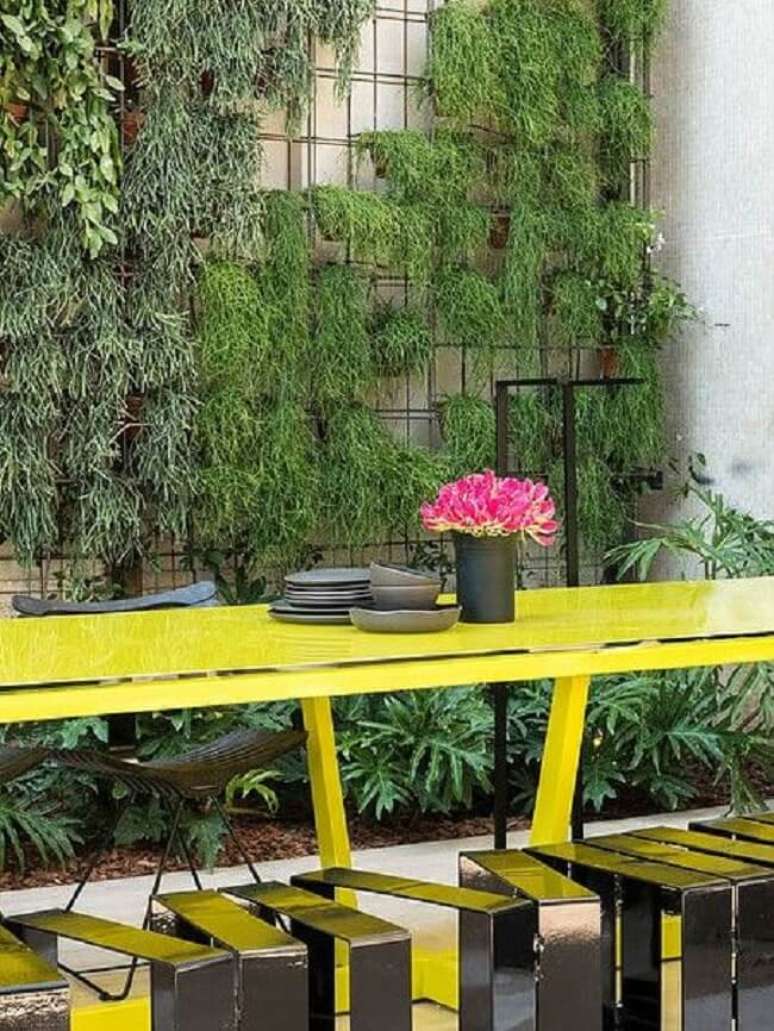 28. Área externa decorada com diversos vasos de parede para plantas. Fonte: Studio Clariça Lima