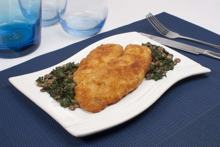 Til&aacute;pia empanada com lentilha e espinafre &ndash; Foto: Guia da Cozinha