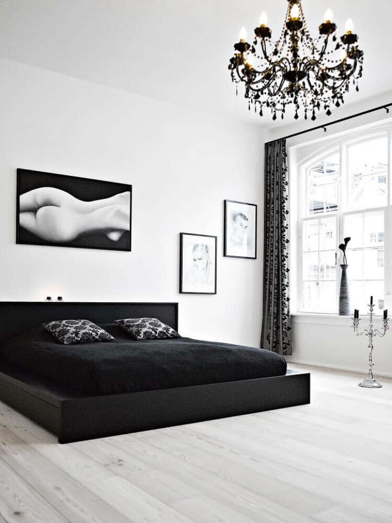 30. Você pode usar o branco como base para decorar o seu quarto preto e branco. Fonte: Artmajeur