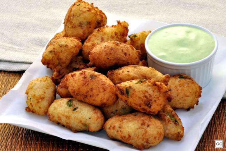 Guia da Cozinha - Bolinho de arroz com queijo: petisco perfeito para saborear hoje