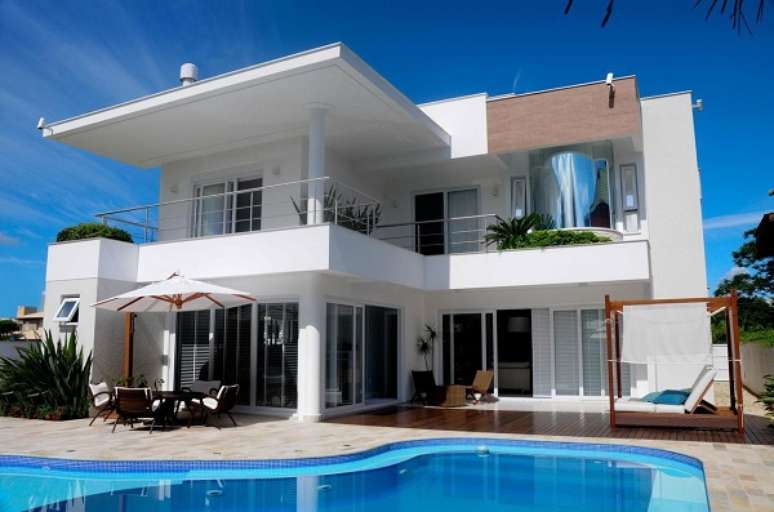 49. Piscina de cer&acirc;mica com deck de madeira e espregui&ccedil;adeiras &ndash; Foto Juliana Pippi