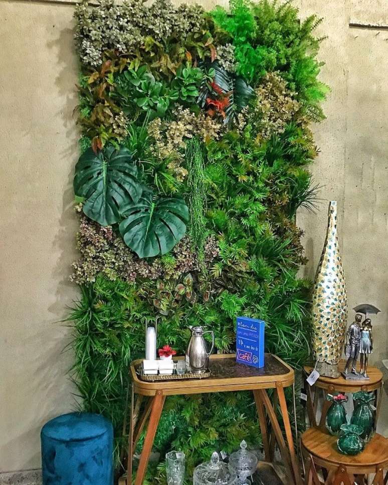 20. A parede de plantas decora o cantinho do café. Fonte: Borgelio Interiores