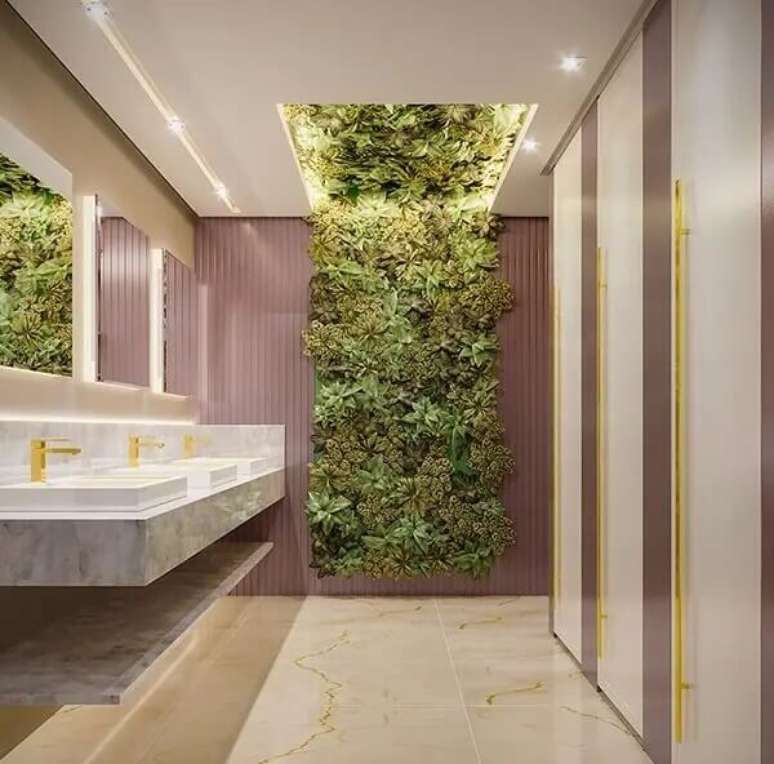 9. Banheiro chique com parede de planta artificial. Fonte: Samara Abi