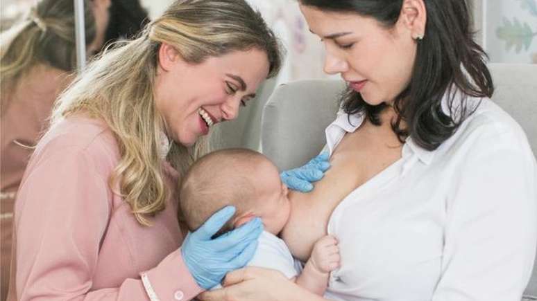 Andreza Prado (de rosa, &agrave; esq.), consultora de lacta&ccedil;&atilde;o e educadora perinatal, assinala que muitas m&atilde;es &mdash; bem como sua rede de apoio, av&oacute;s, por exemplo &mdash; ainda acreditam que o leite materno n&atilde;o supre nutricionalmente as necessidades do beb&ecirc;