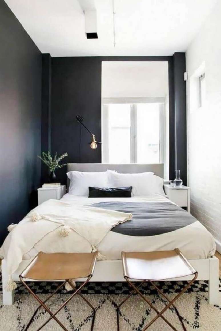 8. Decoração simples e aconchegante de quarto preto e branco. Fonte: Bethann Renee