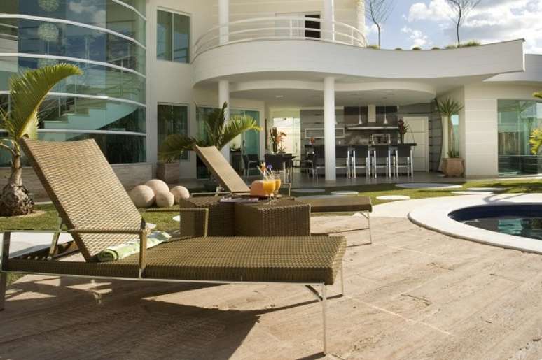 18. Borda de piscina de cer&acirc;mica com espregui&ccedil;adeira &ndash; Foto Aquiles Nicolas Kilaris