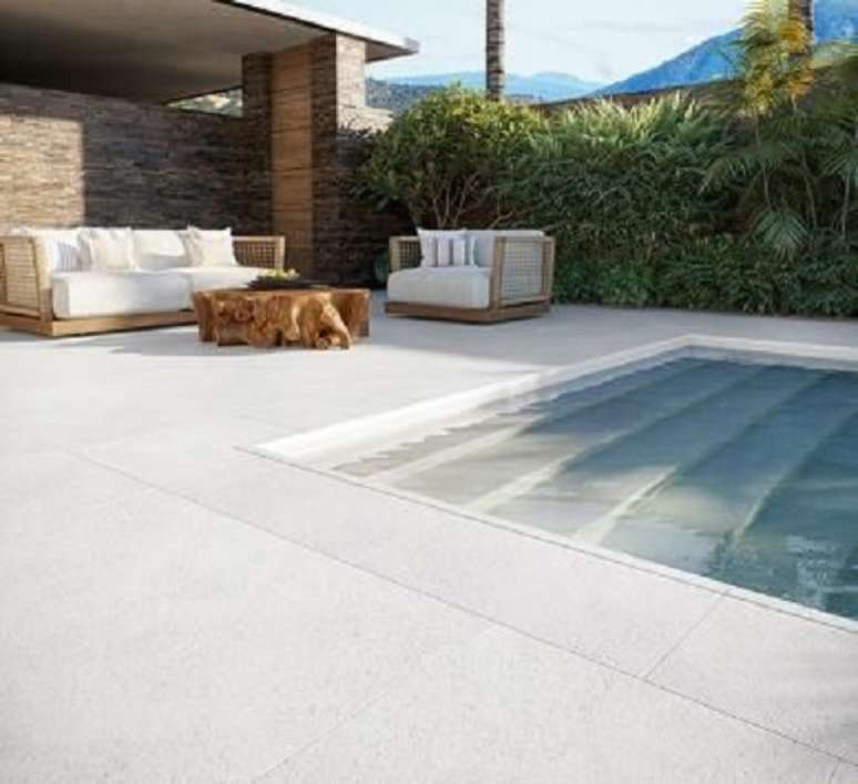 46. Piscina de cer&acirc;mica bege &ndash; Foto Ceramica Mayor