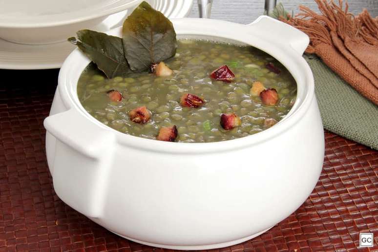 Sopa de lentilha com bacon &ndash; Foto: Guia da Cozinha