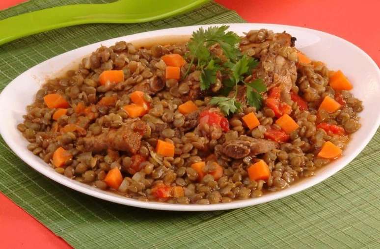 Costelinha de porco com lentilha &ndash; Foto: Guia da Cozinha