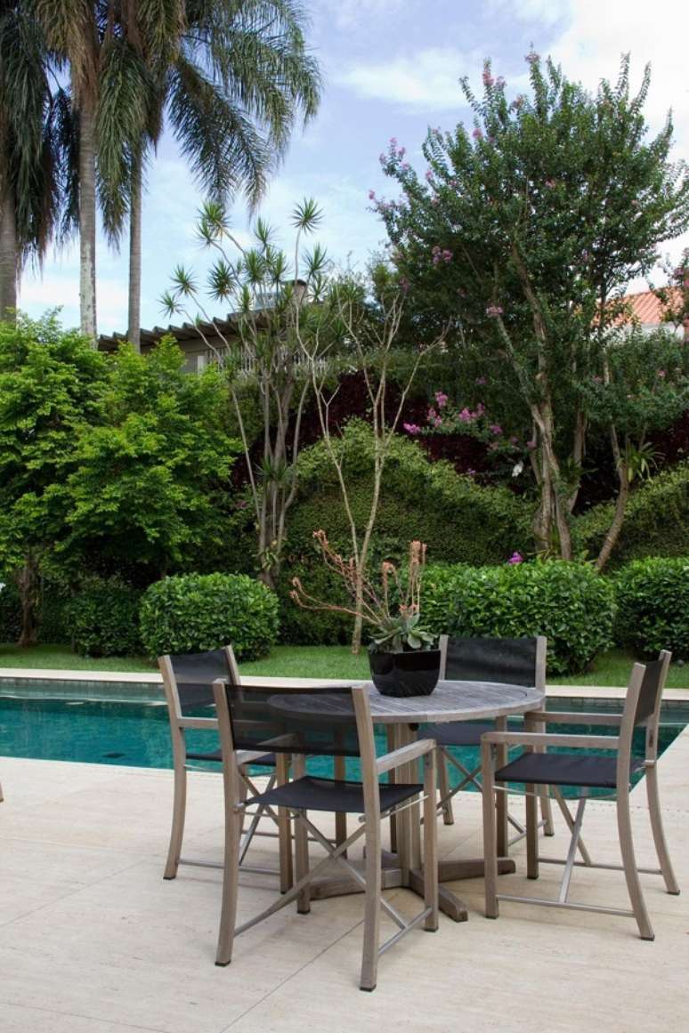 47. Piscina de cer&acirc;mica bege na &aacute;rea de lazer &ndash; Foto Gilberto Elkis Paisagismo