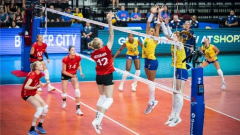 Carol e Julia no bloqueio (Foto: Divulgação / Volleyball Nations League)