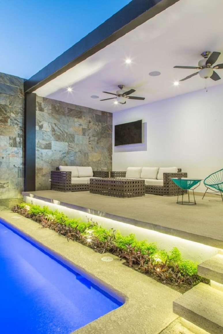 31. Ed&iacute;cula com piscina e m&oacute;veis para &aacute;rea externa &ndash; Foto Arkpad