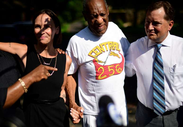 Bill Cosby do lado de fora de sua casa em Elkins Park, no Estado norte-americano da Pensilvânia 