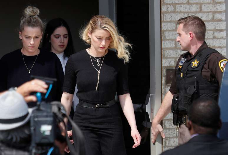 Amber Heard deixa a corte após perder ação contra Depp 