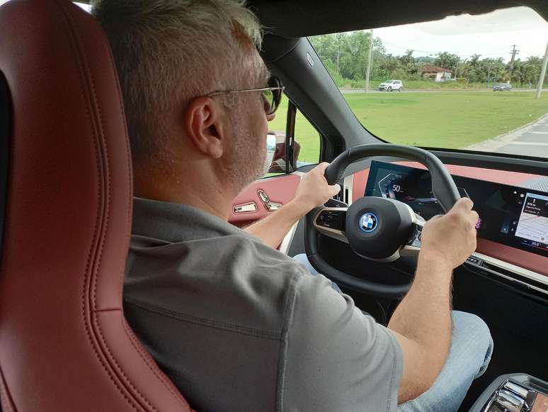 BMW iX no test drive de um dia.