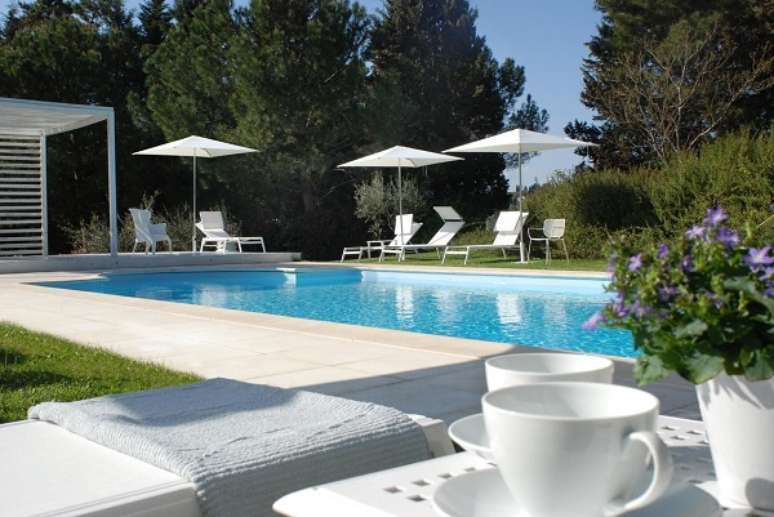 51. Piscina de cer&acirc;mica com m&aacute;veis confort&aacute;veis &ndash; Foto LDA iMdA Arquitetos