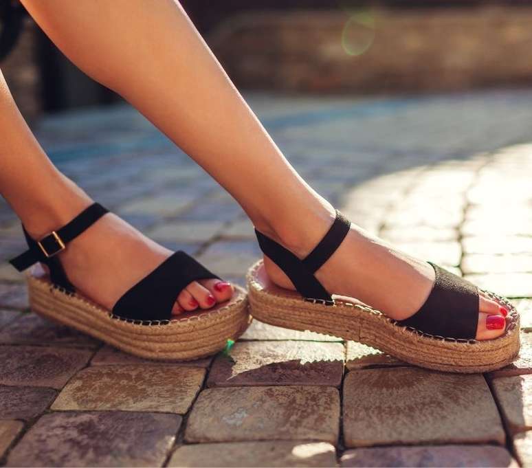 As sand&aacute;lias plataforma s&atilde;o uma op&ccedil;&atilde;o para quem busca conforto - Shutterstock