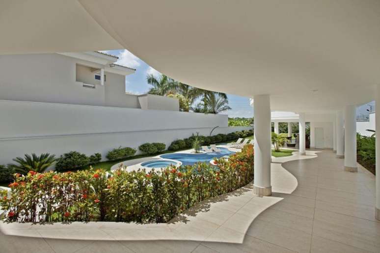 16. Borda de piscina cer&acirc;mica &ndash; Foto Aquiles Nicolas Kilaris