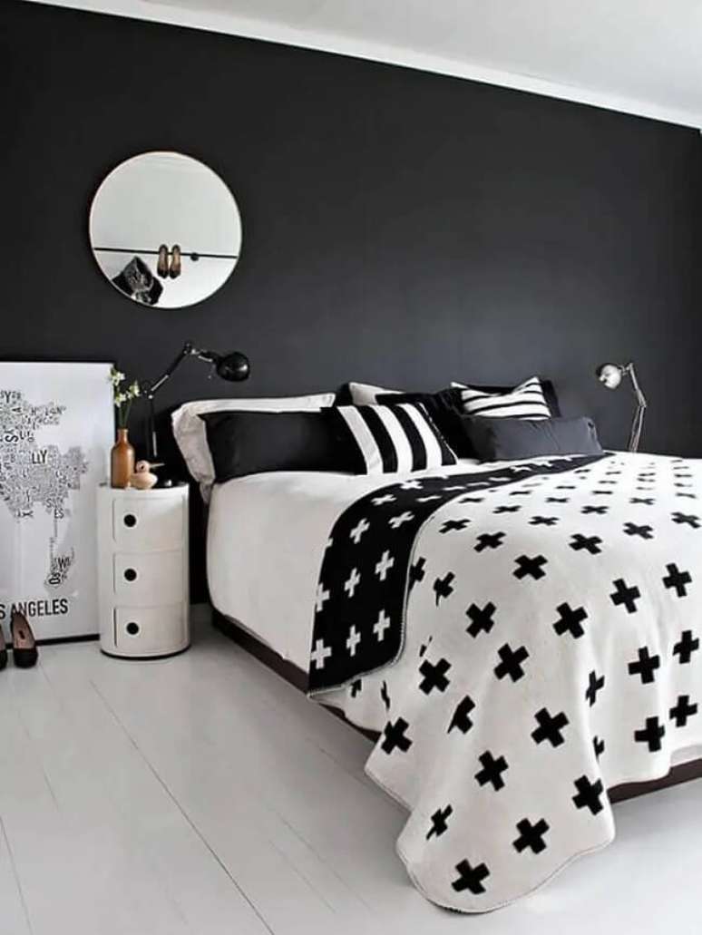 64. Decoração de quarto preto e branco com espelho redonda. Fonte: Home Fashion Trend