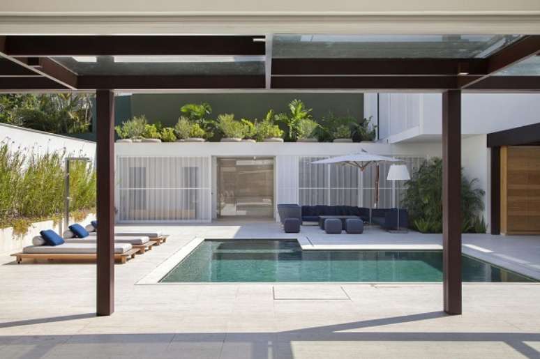 43. Piscina de cer&acirc;mica bege com m&oacute;veis azuis &ndash; Foto Gisele Taranto