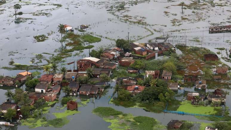 A forte chuva do fim de semana alagou vários pontos do Recife e deixou mais de 90 mortes