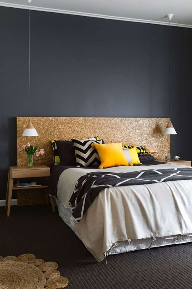 70. Quarto preto decorado com cama de casal e cabeceira de madeira mdf. Fonte: Arkpad