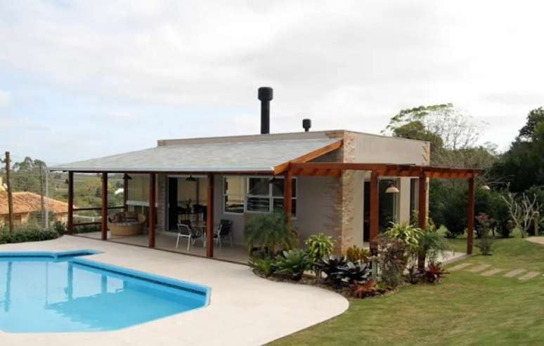 28. Ed&iacute;cula com piscina de cer&acirc;mica e &aacute;rea externa &ndash; Foto Arkpad