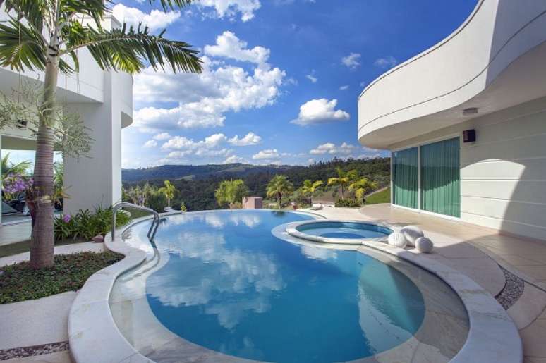 17. Borda de piscina com cer&acirc;mica para &aacute;rea externa &ndash; Foto Iara Kilaris