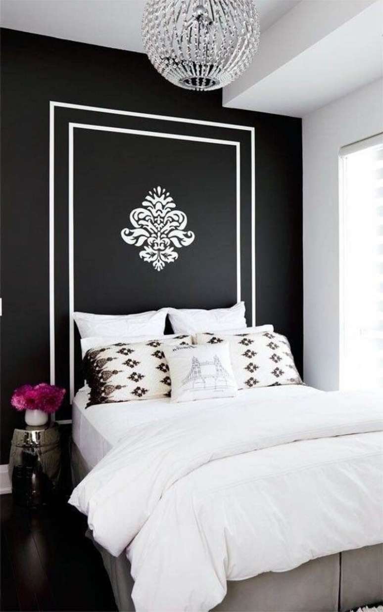 24. Decoração delicada para quarto com parede preta. Fonte: Revestindo a Casa