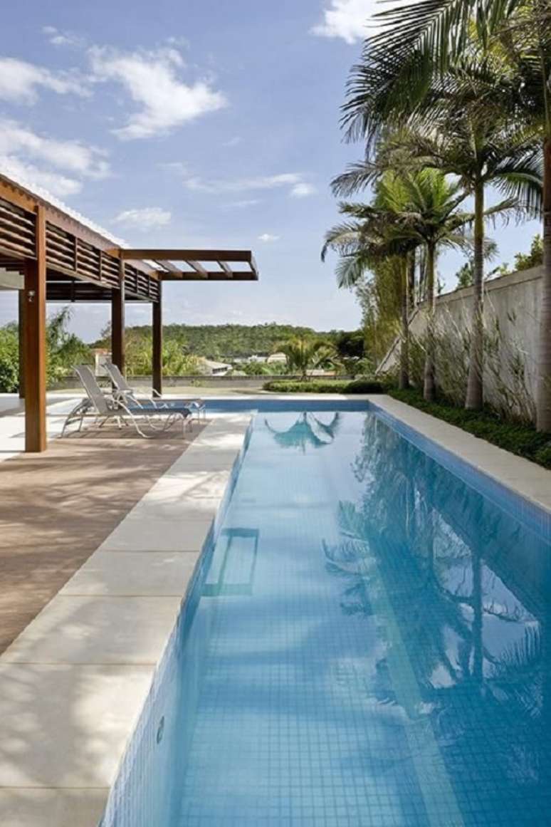 45. Piscina de cerâmica bege em L – Foto DG Arquitetura Design