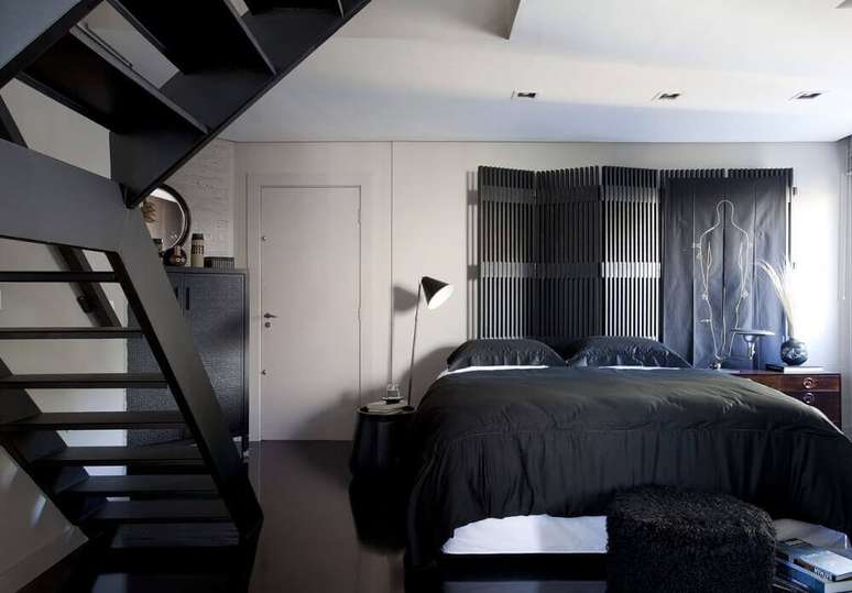 34. Quarto preto e branco de casal com escada e decorada de forma simples. Fonte: Decoratorist