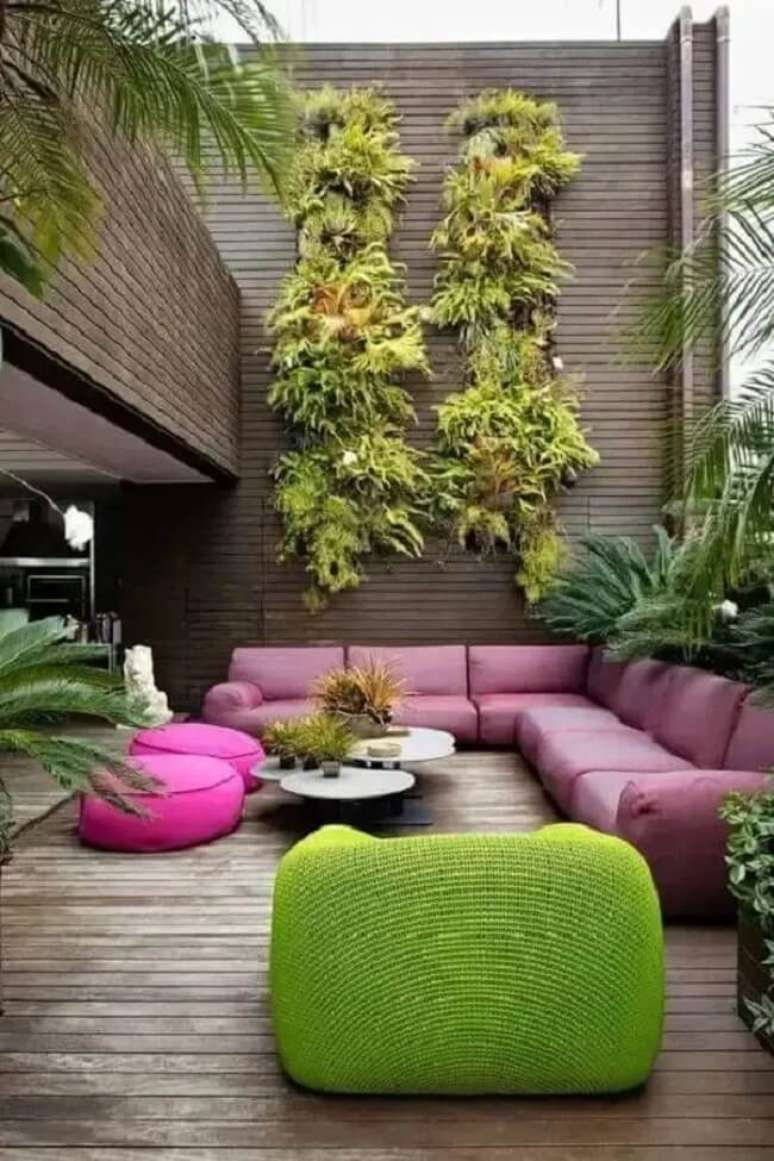 41. Mobiliário colorido e parede de plantas naturais. Fonte: Doedu